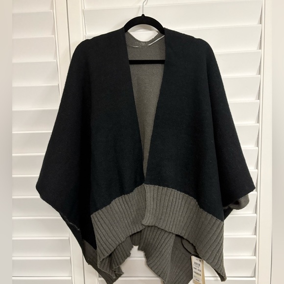 NWT On 34th Reversable Black/Grey poncho/shrug - Picture 1 of 4